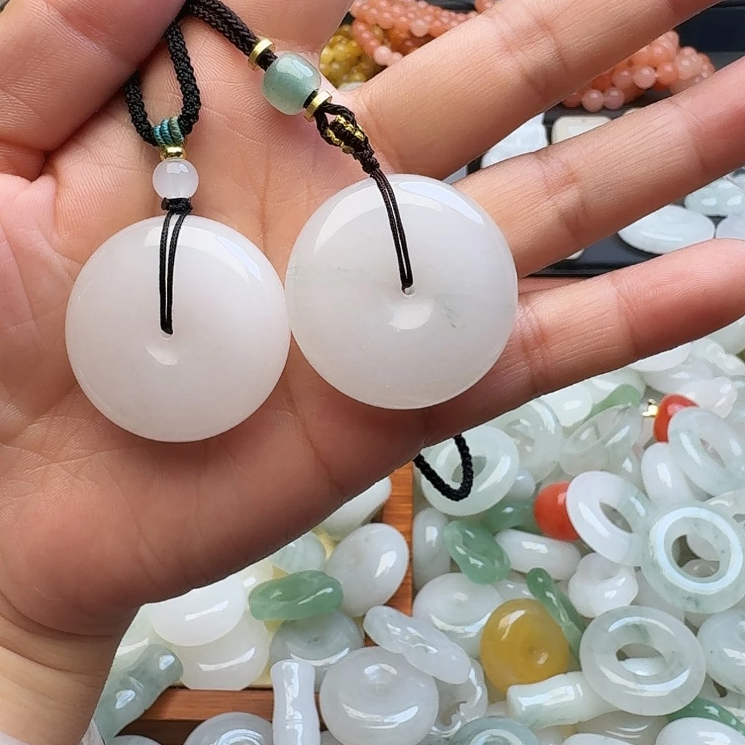 留***甜石英质玉未镶嵌颈饰35尺寸平安扣