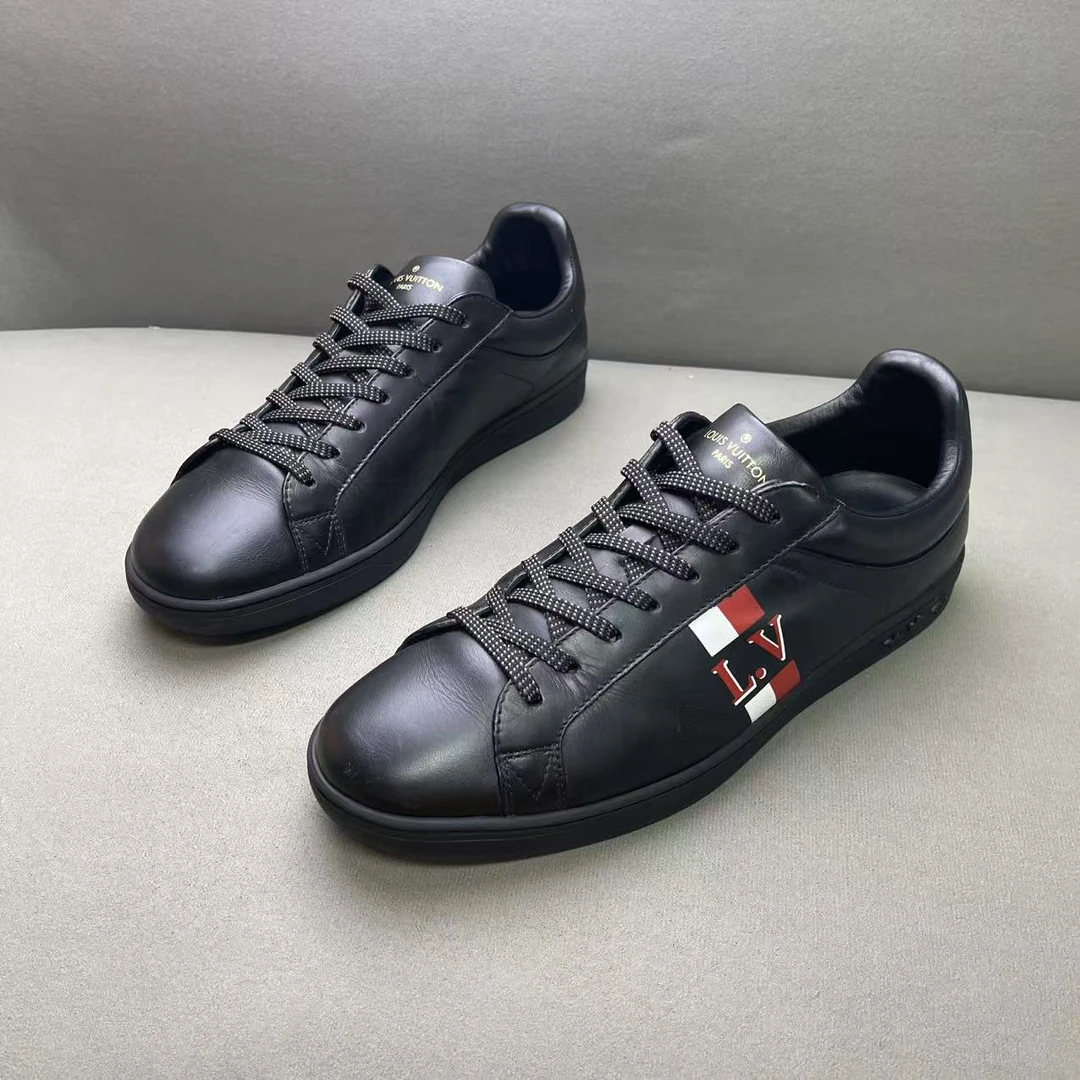95新 LouisVuitton/路易威登 黑色皮面侧边大logo时尚板鞋 42码