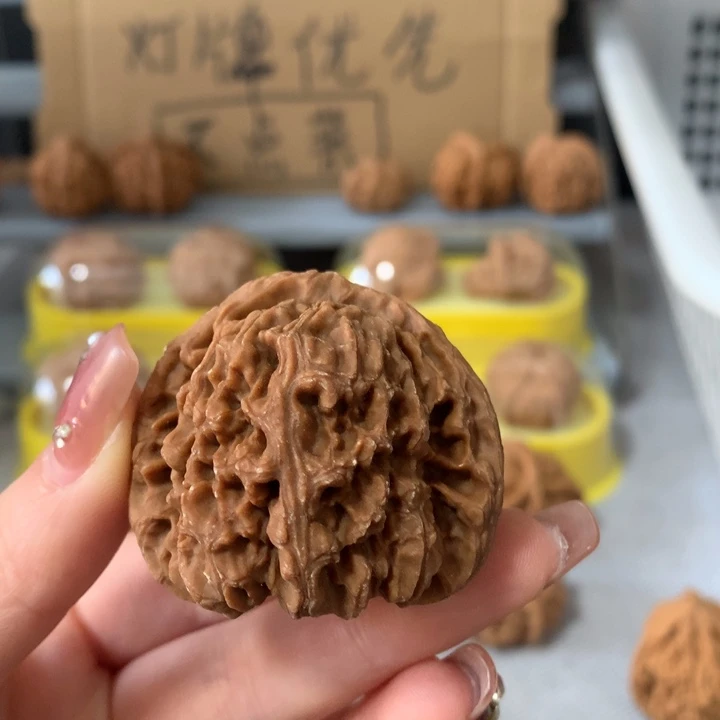 鸿***吊坠文玩核桃异形单只，有瑕疵