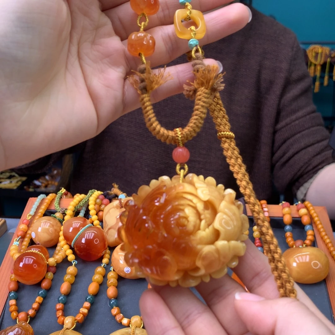 蜜蜡未镶嵌颈饰牡丹花