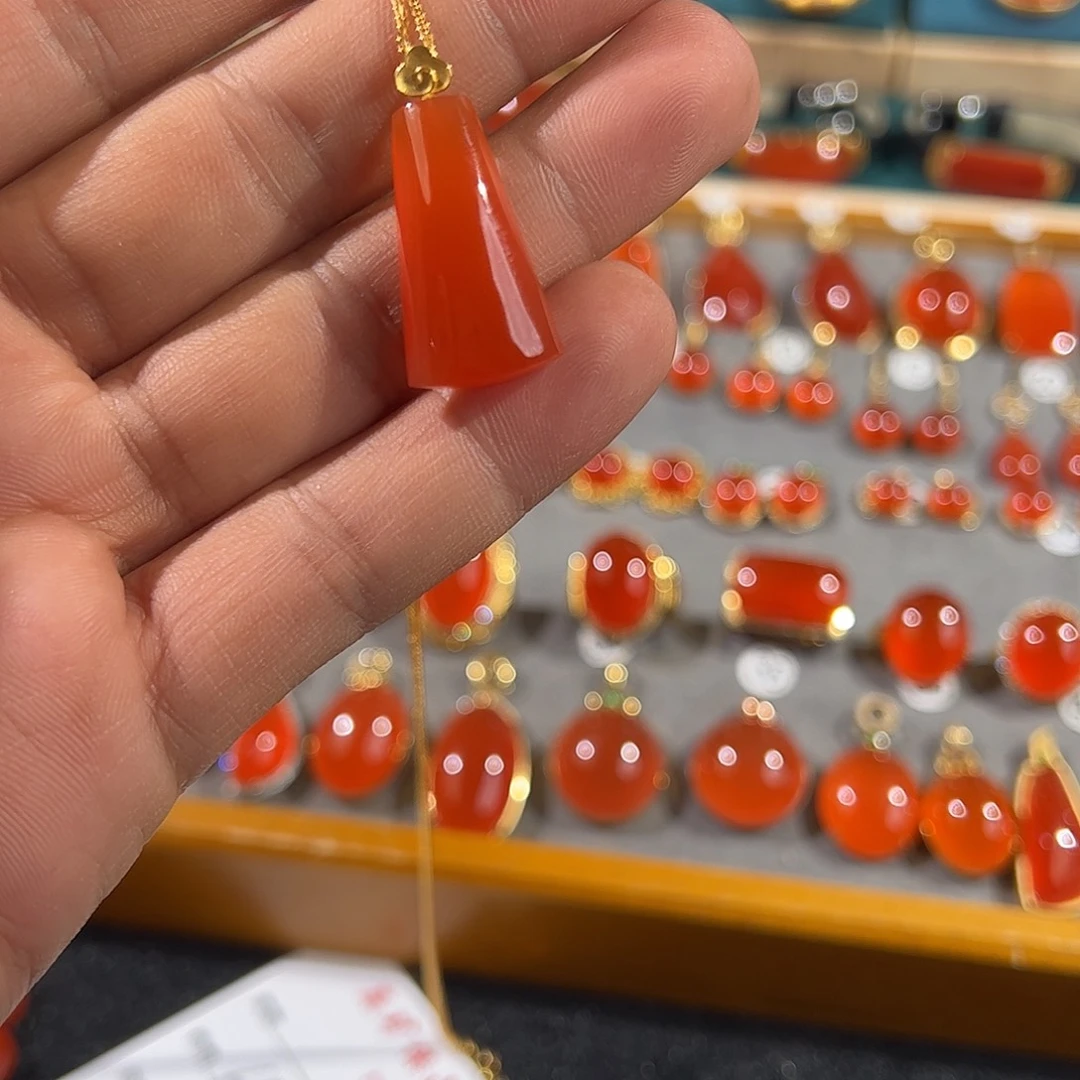 南红玛瑙18K金镶嵌颈饰