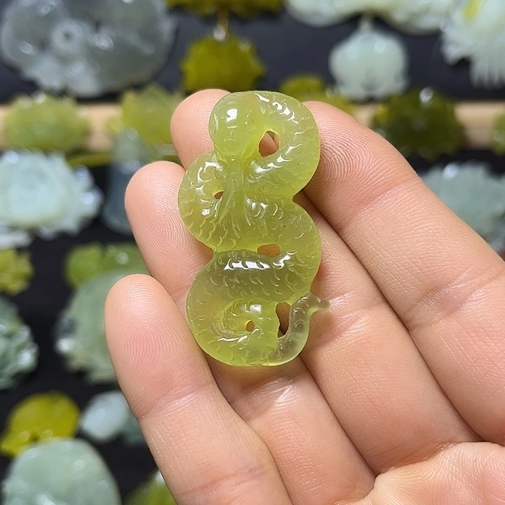 蛇纹石玉未镶嵌颈饰