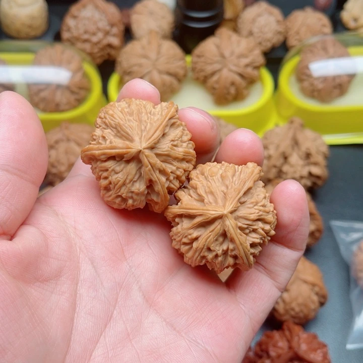 文玩核桃吊坠白狮子三棱38×37×37