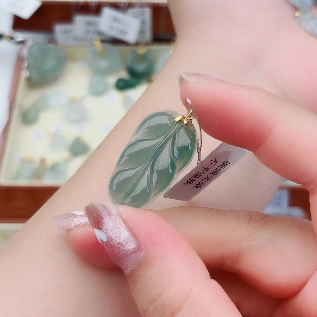 翡翠18K金镶嵌颈饰叶子
