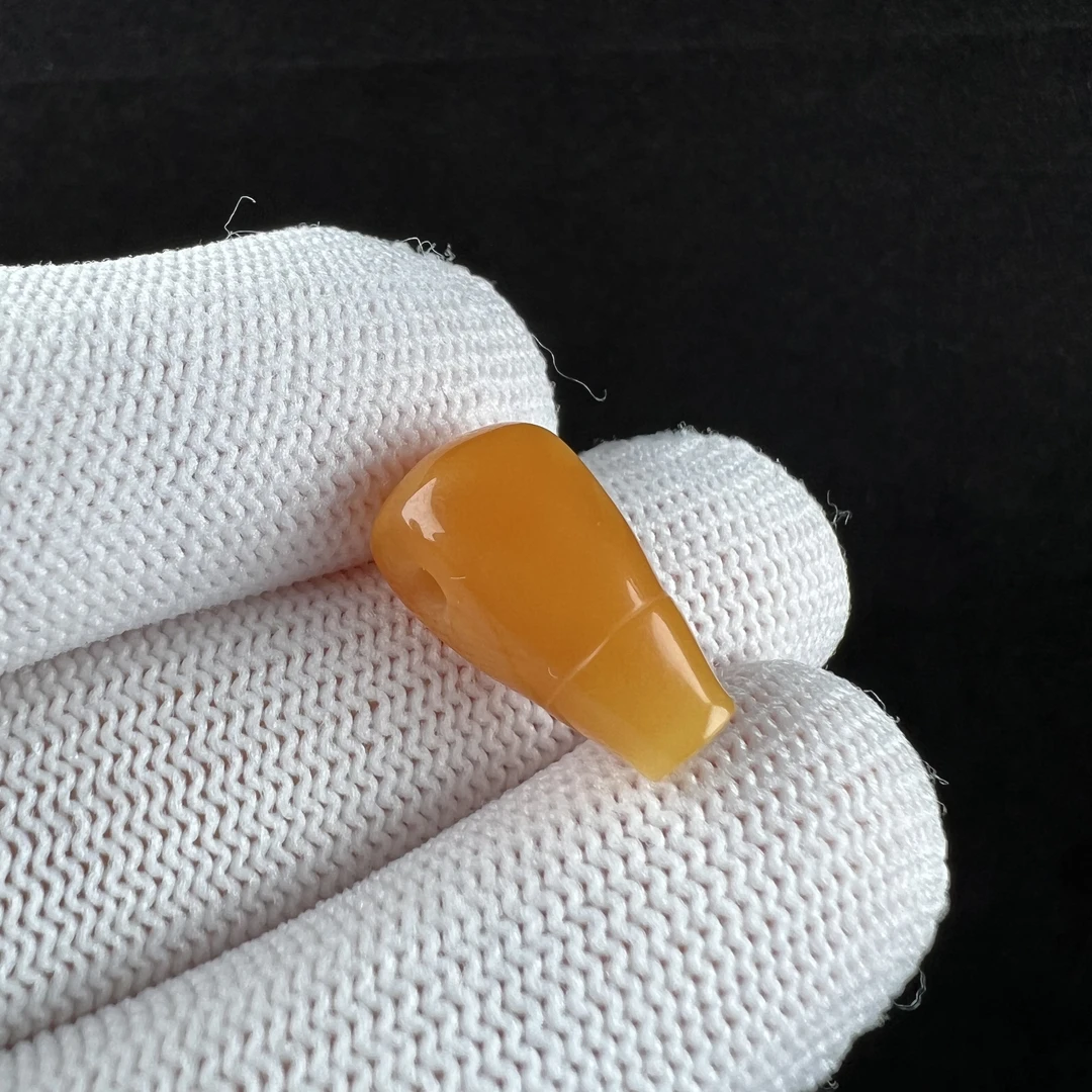 R6179天然原矿蜜蜡 老蜡三通 9.7*17.7mm 100克价