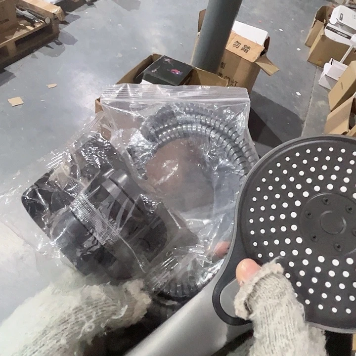 增压花洒三件套。