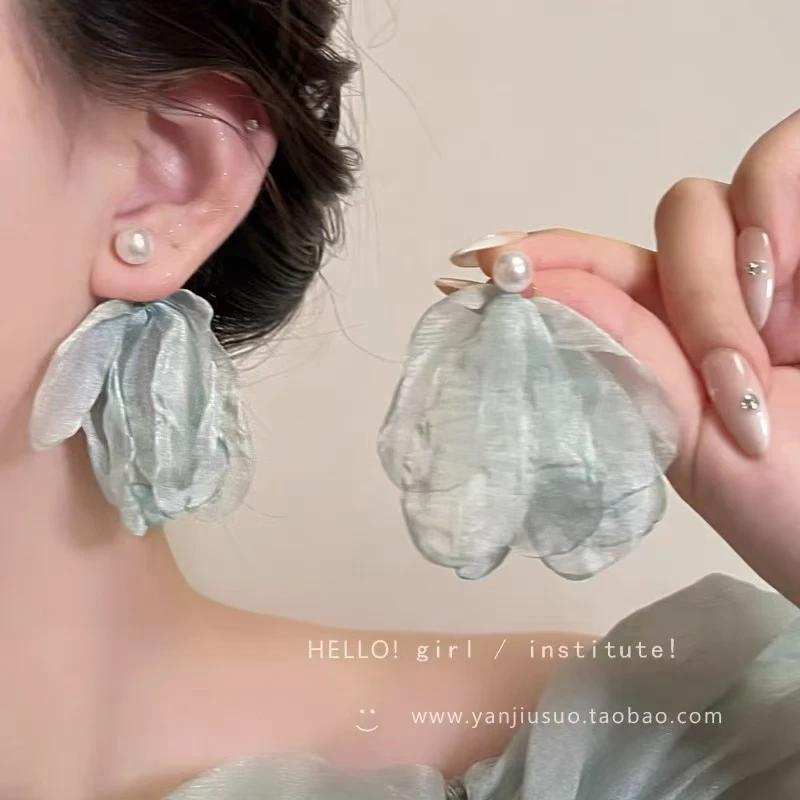 铜合金耳饰 法式雪纺花瓣珍珠耳钉2024春夏新款轻奢时尚精致耳饰