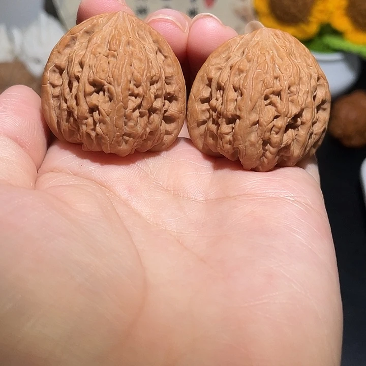 文玩核桃吊坠35+密纹红宝石