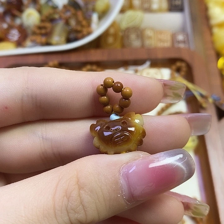 橄榄核吊坠小螃蟹