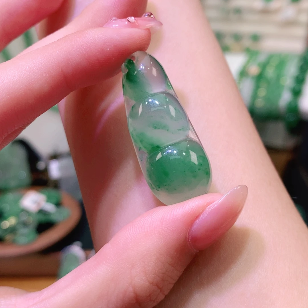 石英质玉（非洲翠）未镶嵌颈饰豆子