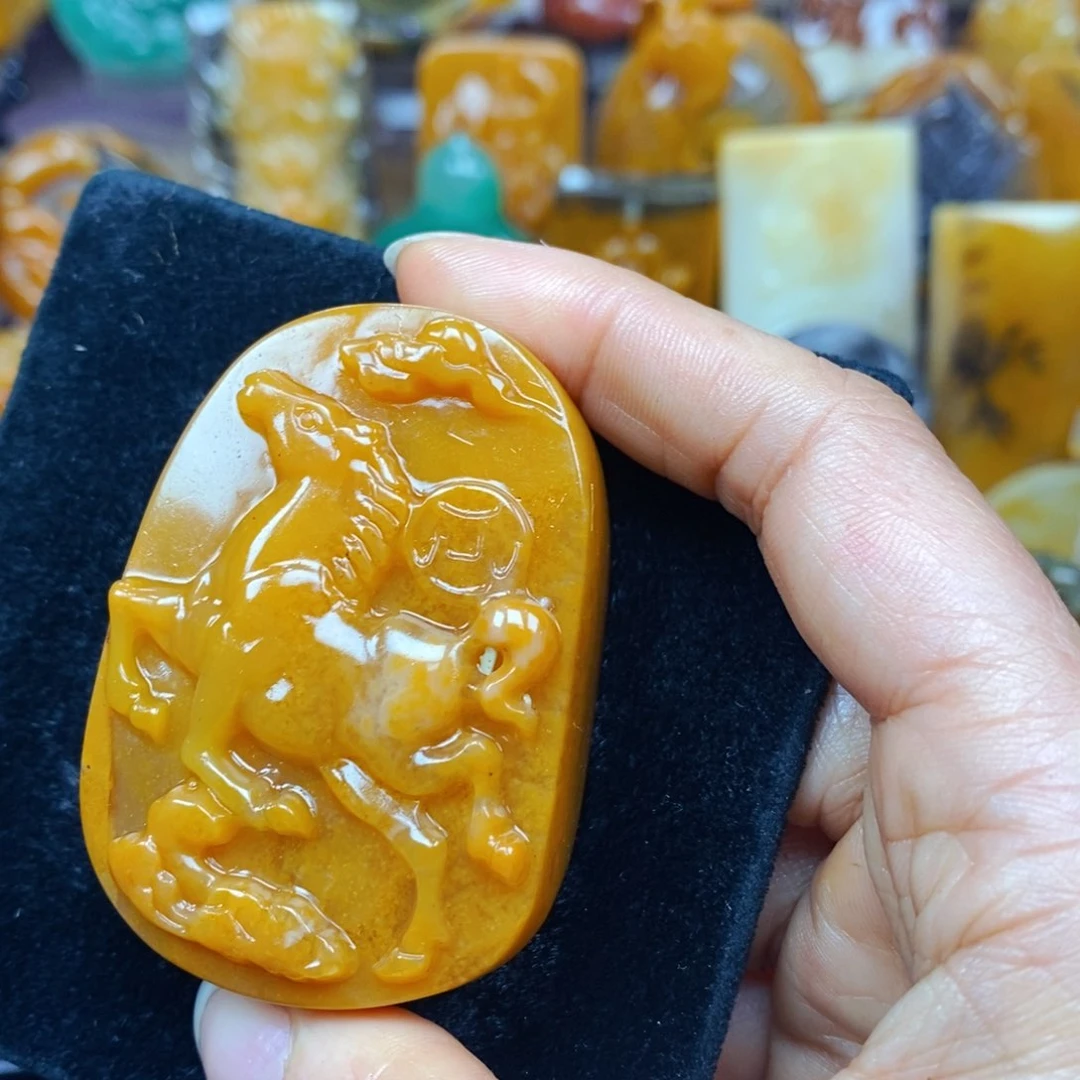 未镶嵌石英质玉（黄龙玉）颈饰