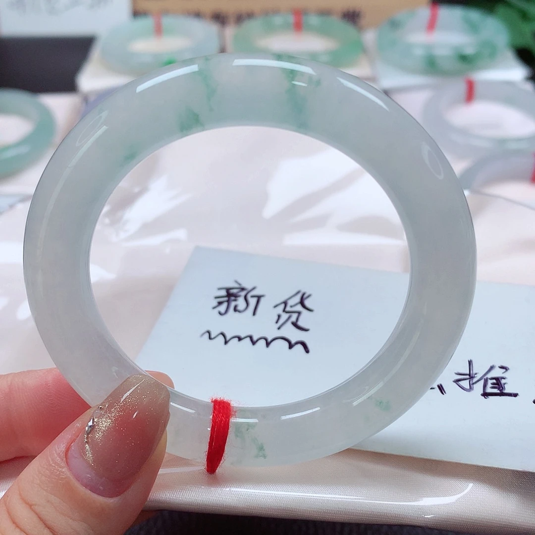 未镶嵌手镯（圆镯）翡翠清新脱俗，胖圆冰透飘花，漏价