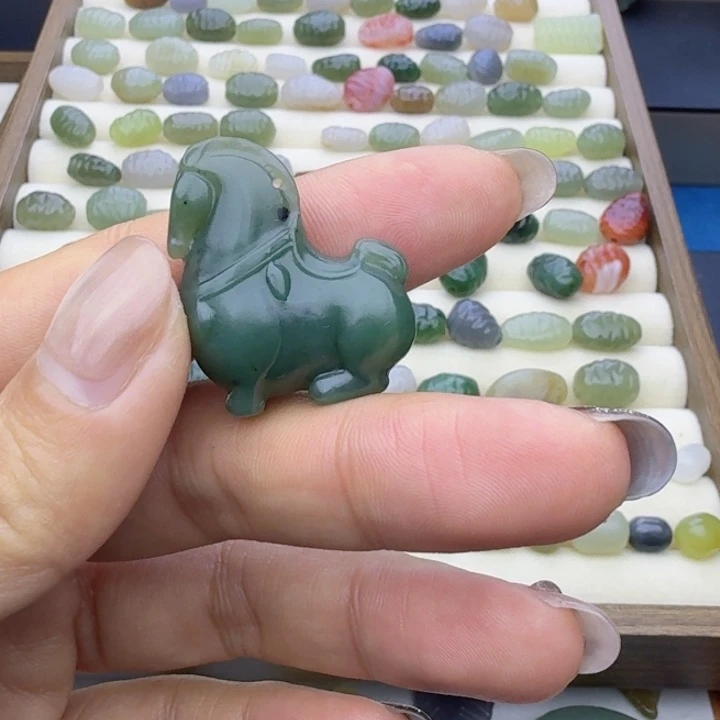 淄***绳和田玉（糖玉）未镶嵌车挂