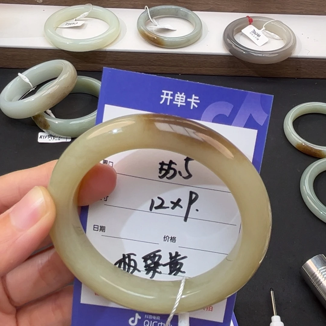白****未镶嵌手镯和田玉