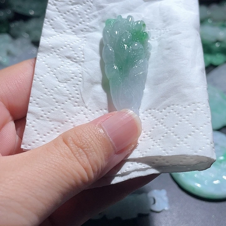 翡翠未镶嵌颈饰天