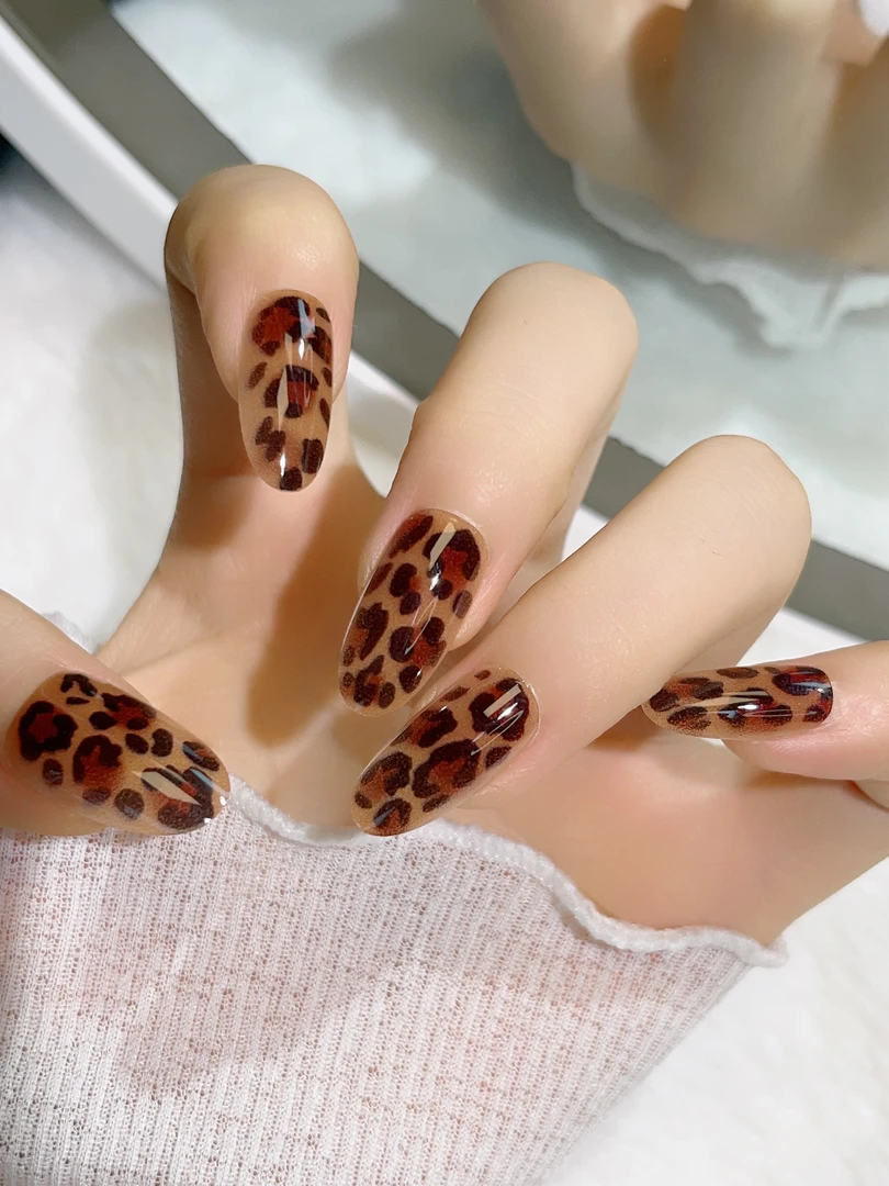 秋冬氛围感豹纹中长款椭圆形穿戴甲复古显白可拆美甲贴片网红新款