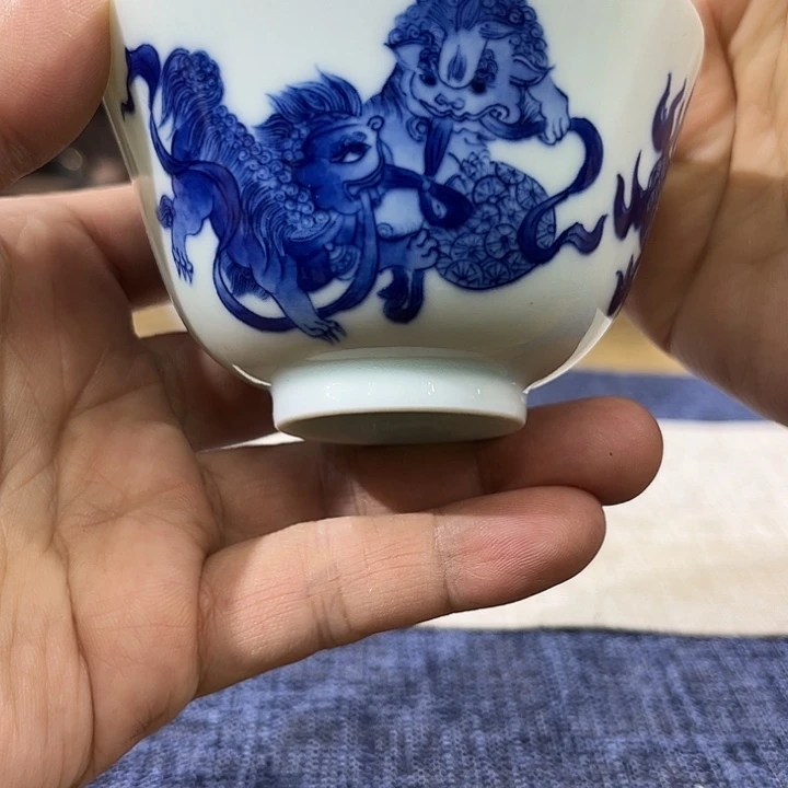 杯子瓷青花狮子绣球杯
