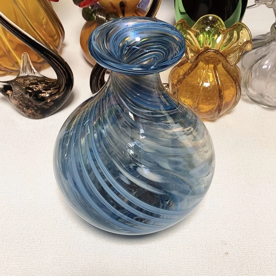 蓝色大肚琉璃花瓶