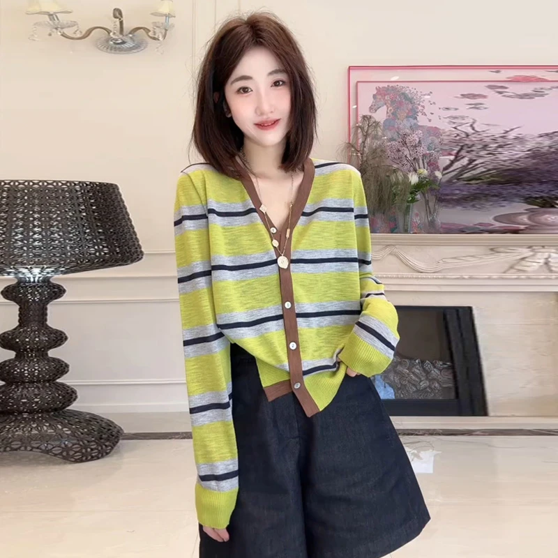 韩版时尚宽松慵懒感V领条纹针织衫女2025秋季新款洋气减龄小开衫