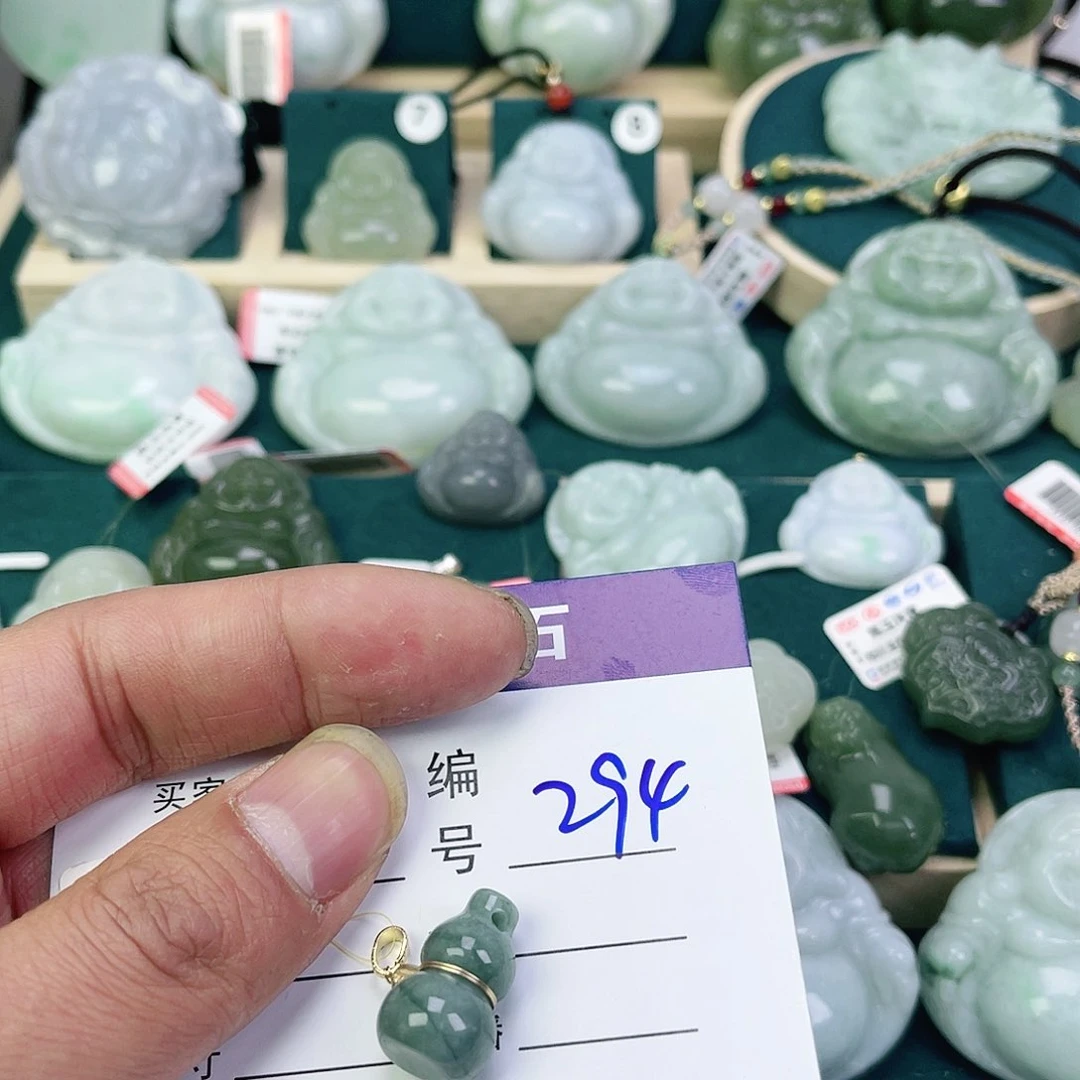 翡翠颈饰未镶嵌葫芦