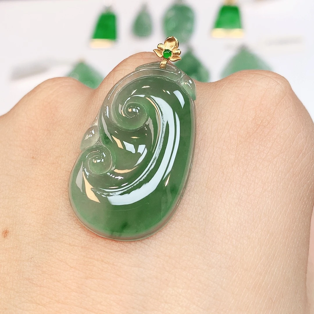 翡翠18K金镶嵌颈饰