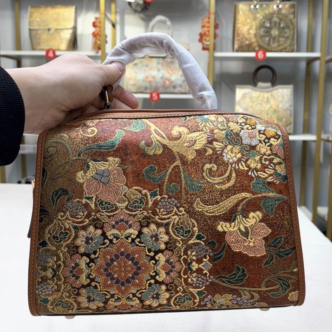 织绣新年快乐！蛇年大吉！