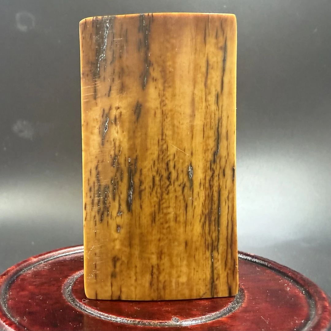 天然猛犸牙原皮素牌吊坠瑕疵尺寸约69x38x8mm39.4克