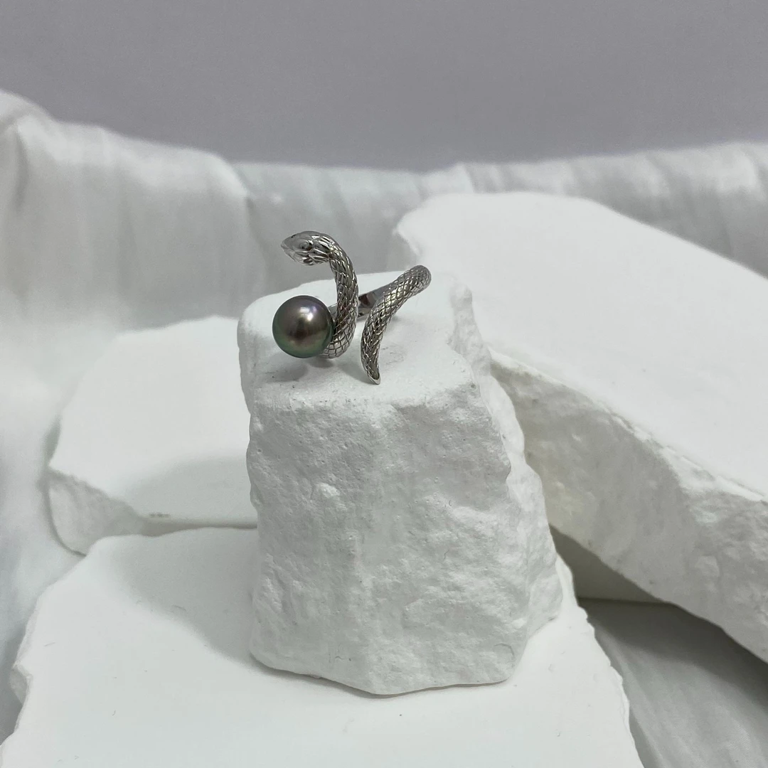 梁大大珠宝 海水大溪地黑珍珠s925银戒指 时尚灵蛇款