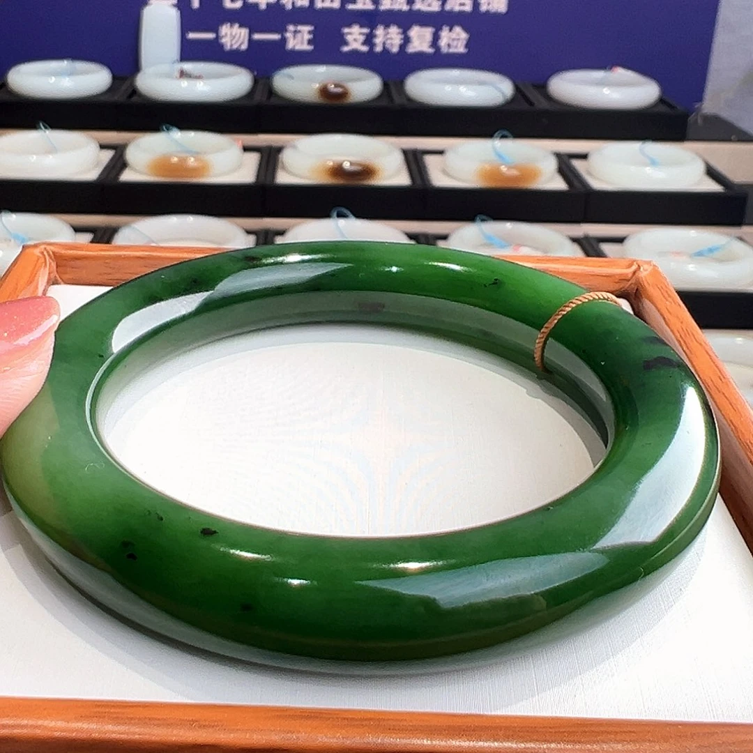 和田玉未镶嵌手镯