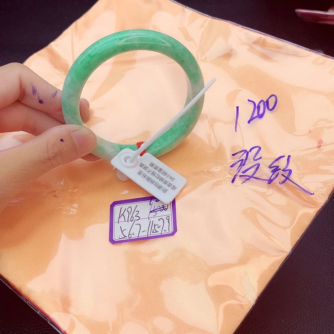 翡翠手镯未镶嵌翡翠