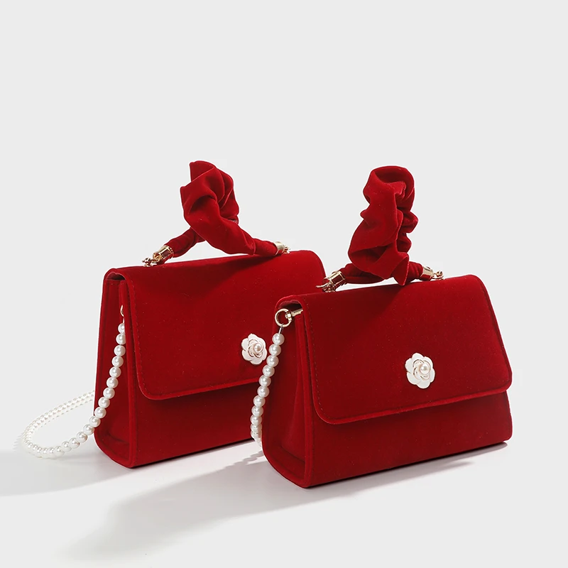 2025新款红色丝绒婚复古斜挎小方包高级感手提秀禾服婚包新娘