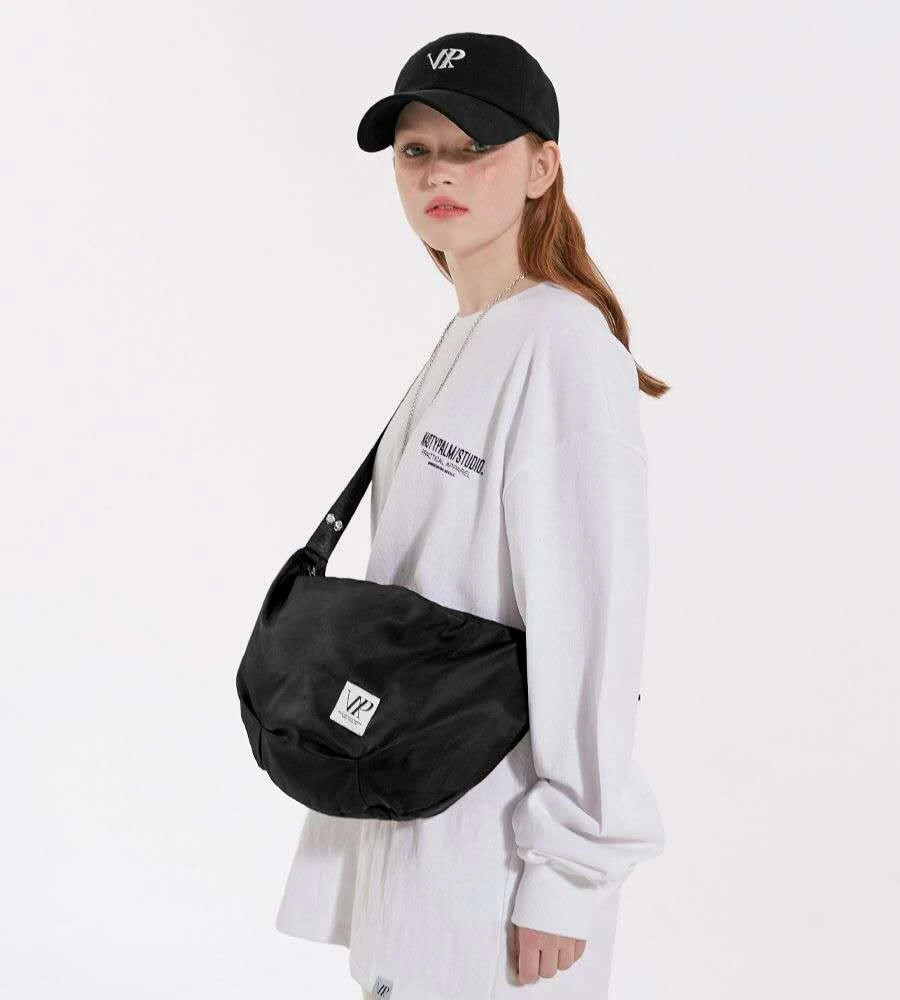 c903百搭挎包运动风休闲包饺子包肩包包拉链通勤风情侣 ins潮流