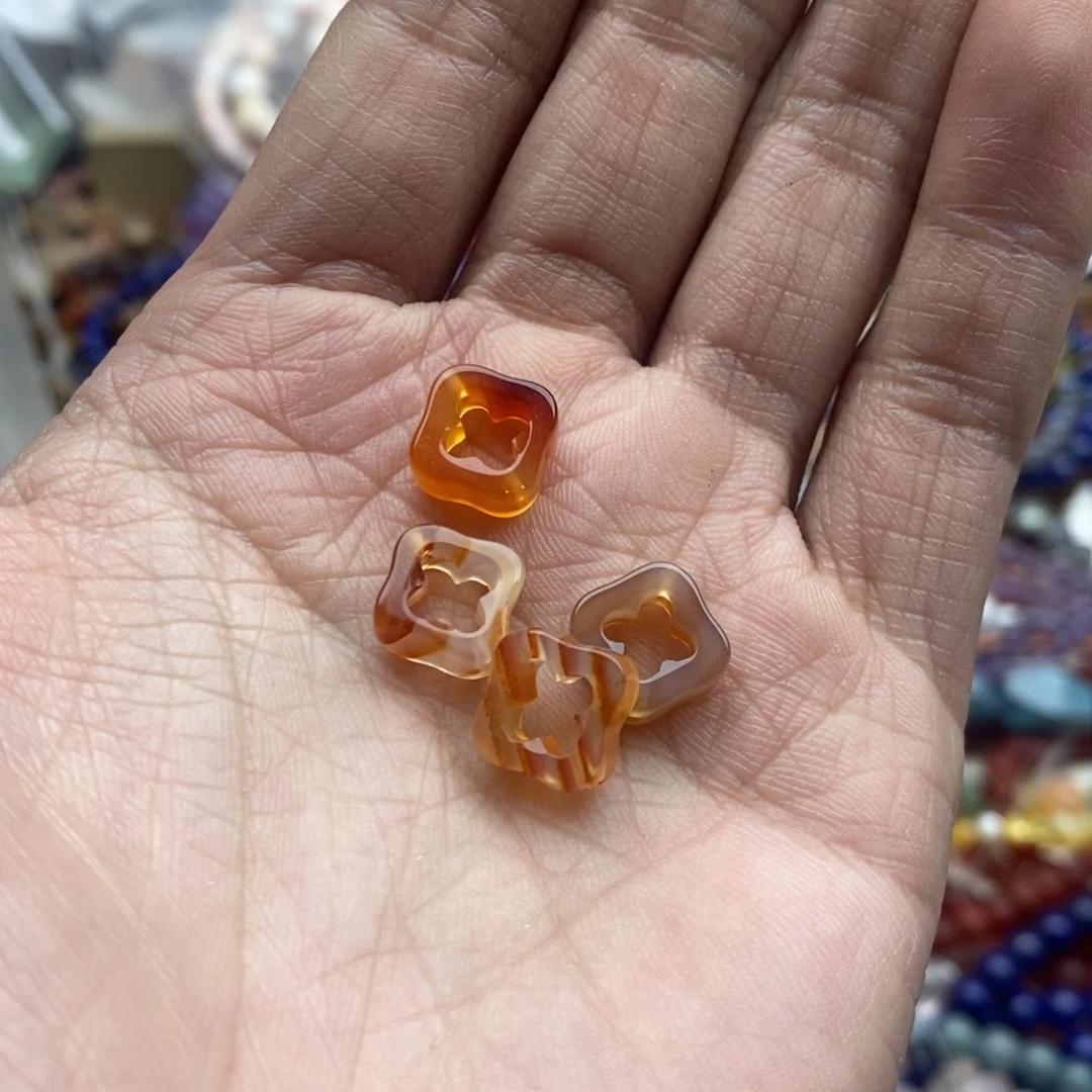 玛瑙/玉髓未镶嵌珠宝半成品四个红玛瑙镂空四叶草方