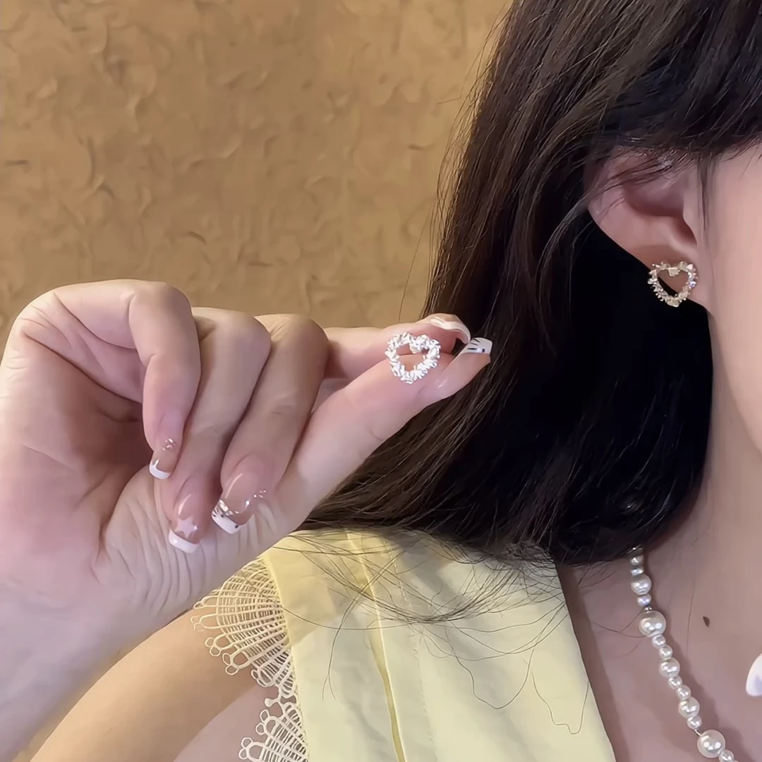 合金耳饰 镂空爱心耳钉女小众精致高级感耳环气质耳饰2025新款