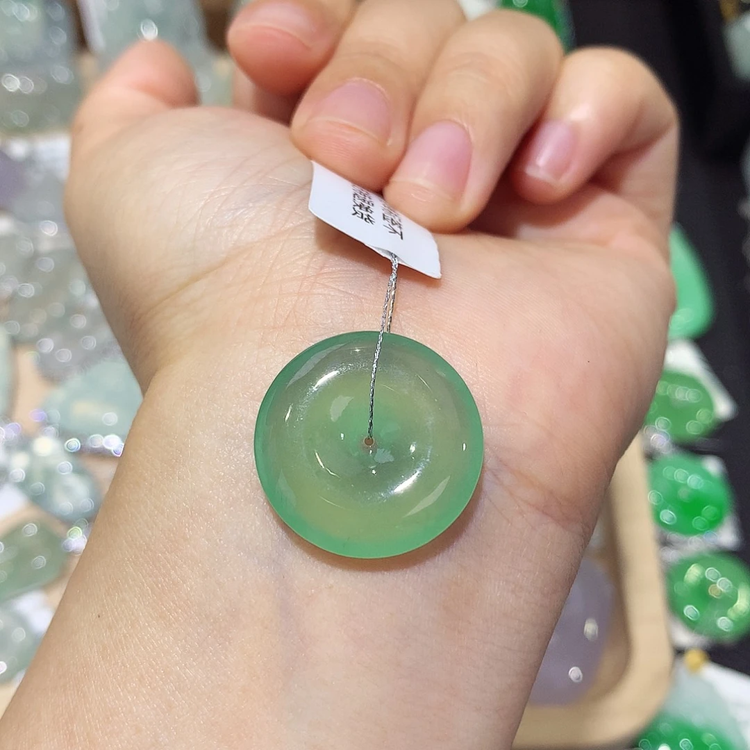 翡翠未镶嵌颈饰小**哥扣子