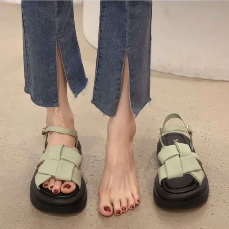 厚底爆款凉鞋女款2025新款夏季踩屎感平底休闲外穿沙滩罗马凉鞋子
