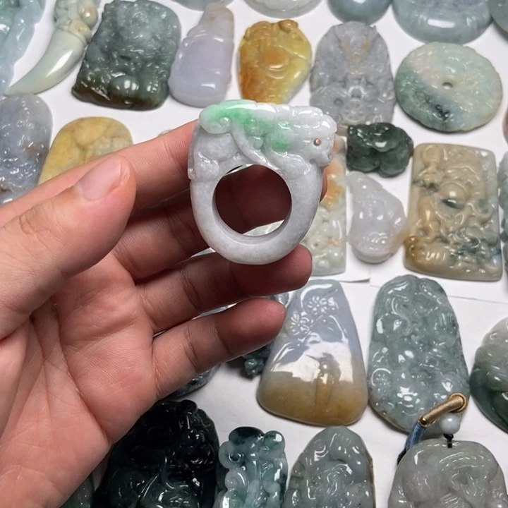 翡翠未镶嵌颈饰貔貅44