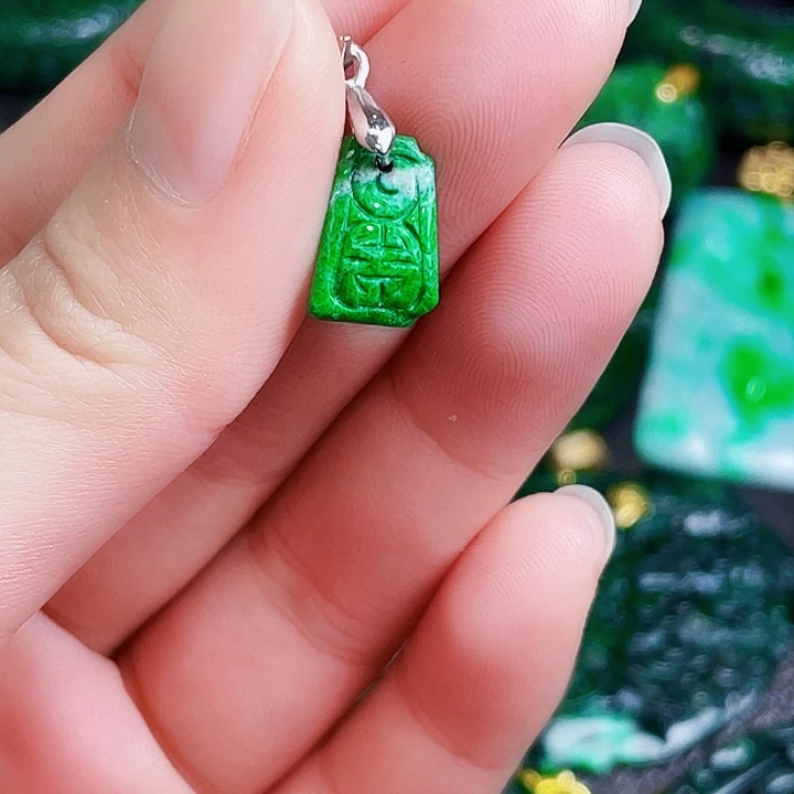 翡翠未镶嵌颈饰多样性