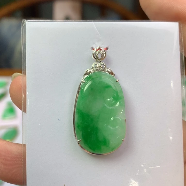 翡翠18K金镶嵌颈饰翡翠吊坠