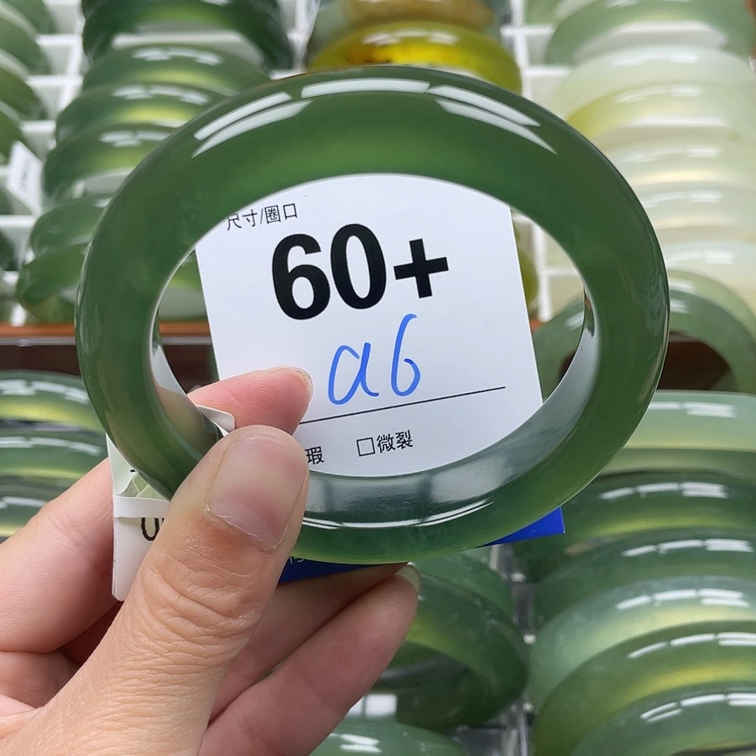 蛇纹石玉手镯未镶嵌元****?