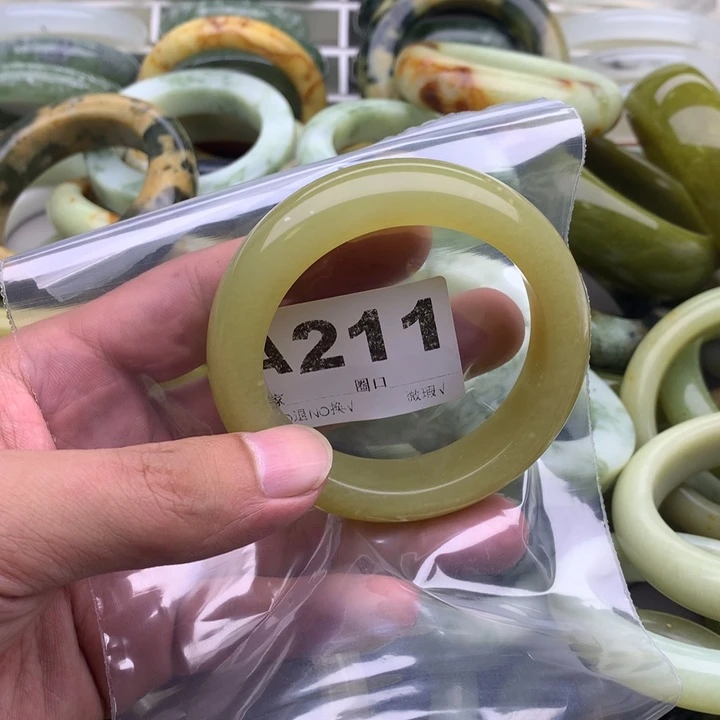 伊***莲未镶嵌蛇纹石玉手镯