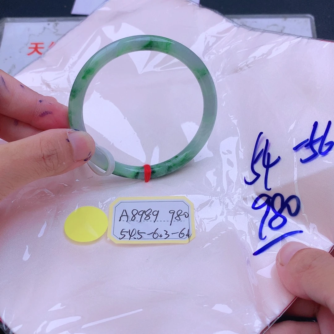 翡翠手镯未镶嵌翡翠