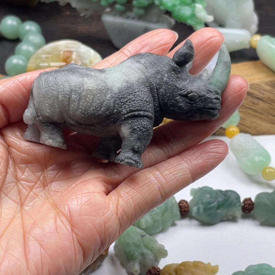 定制翡翠未镶嵌犀牛