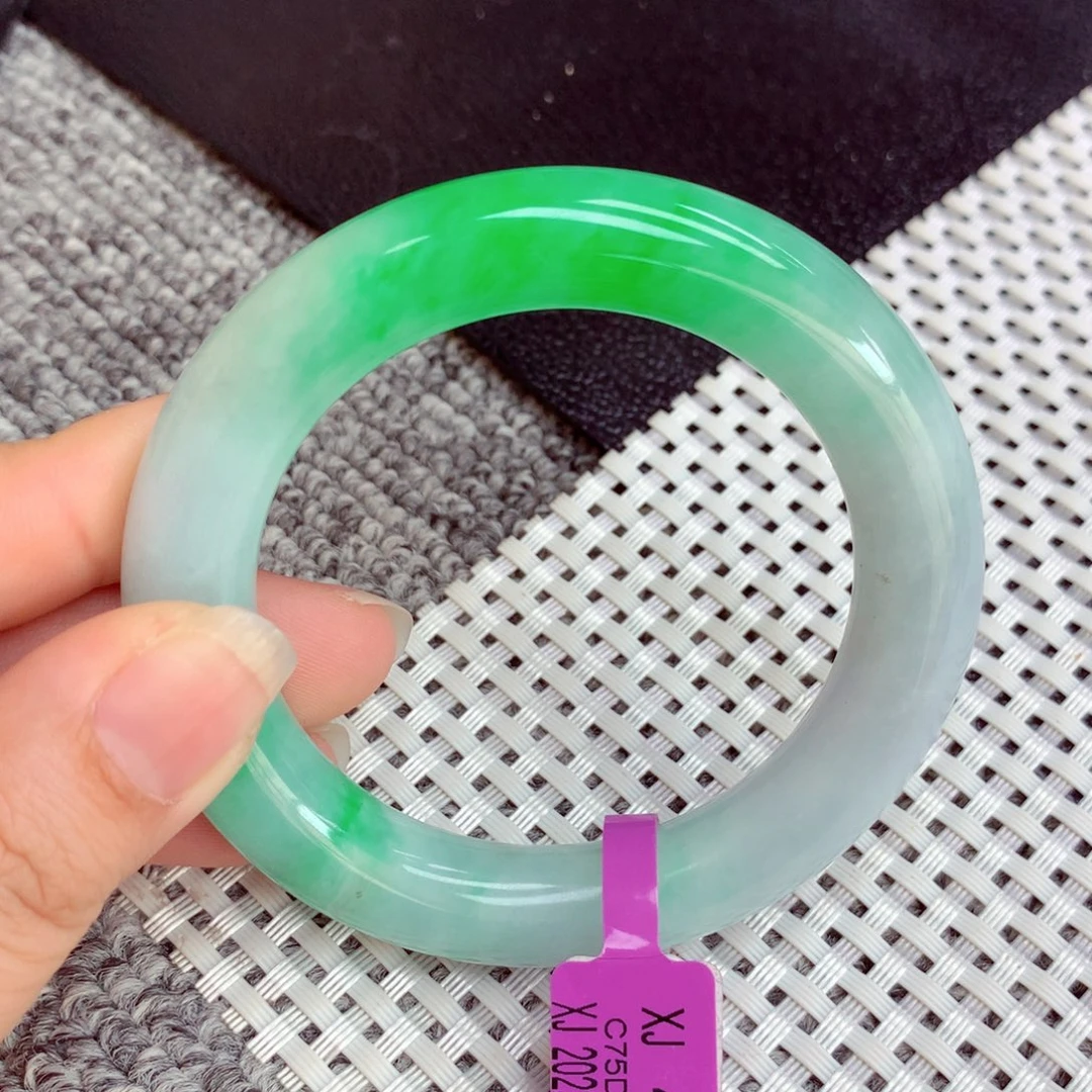 翡翠手镯未镶嵌缅甸