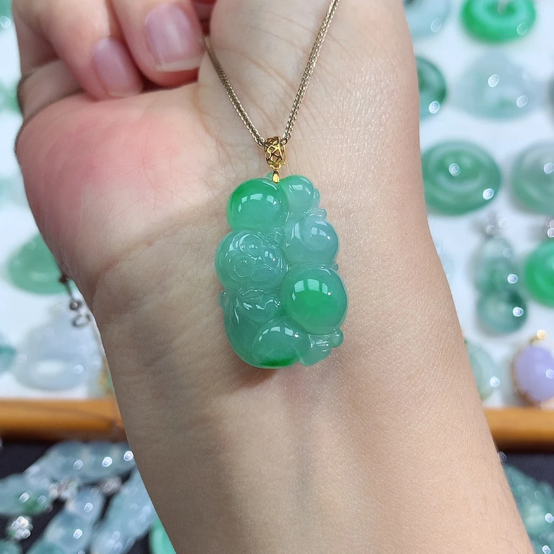 颈饰18K金镶嵌翡翠小猴子