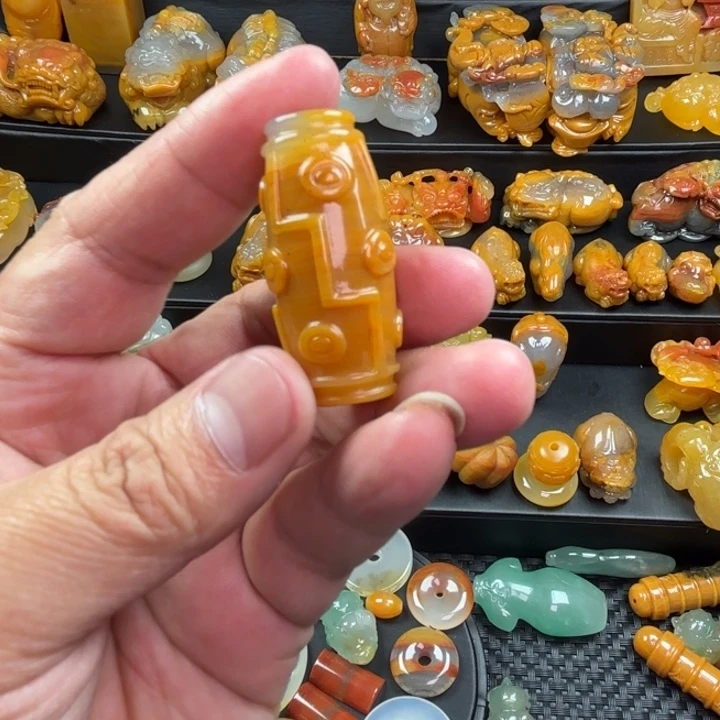 石英质玉（黄龙玉）未镶嵌颈饰