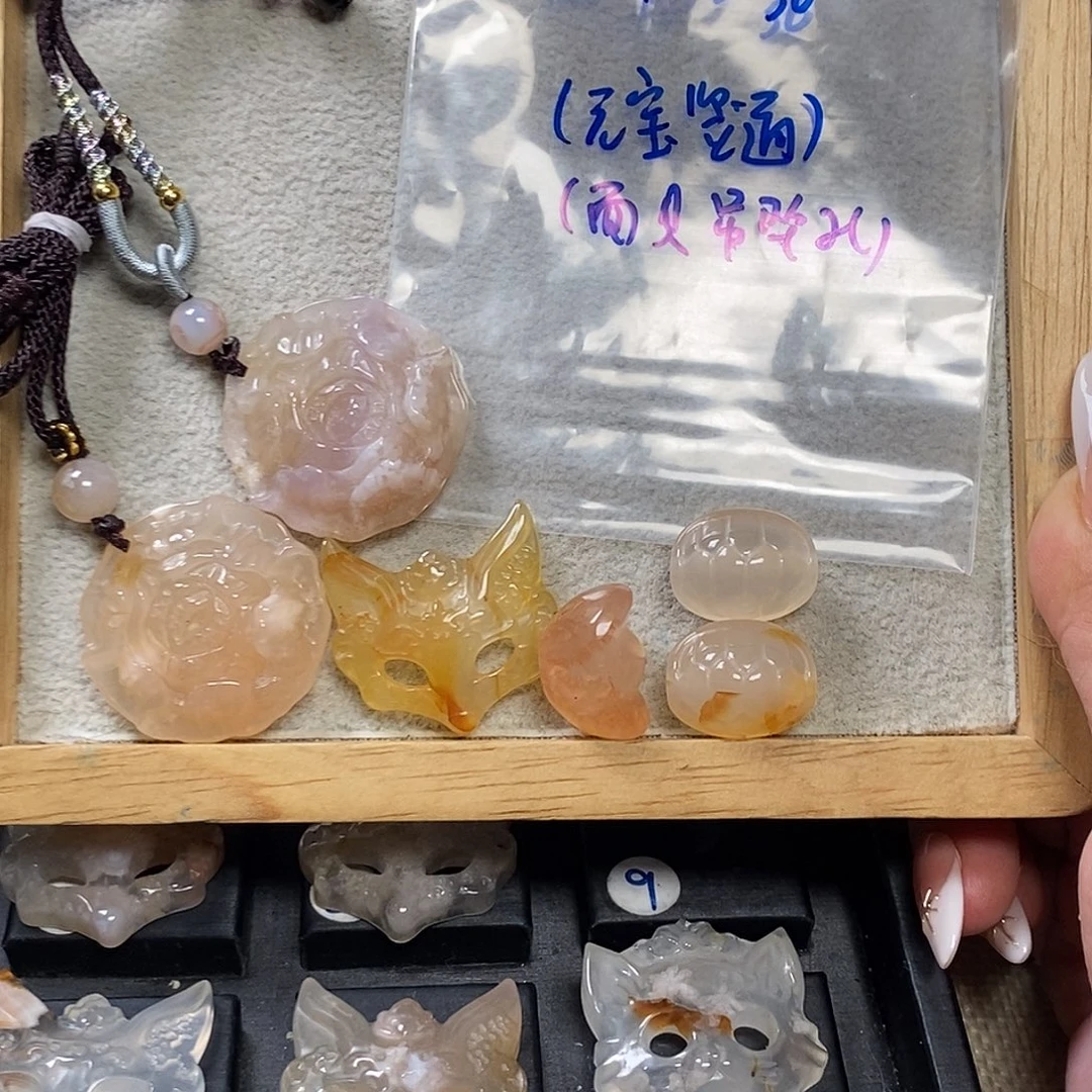 戴***福未镶嵌颈饰玛瑙/玉髓