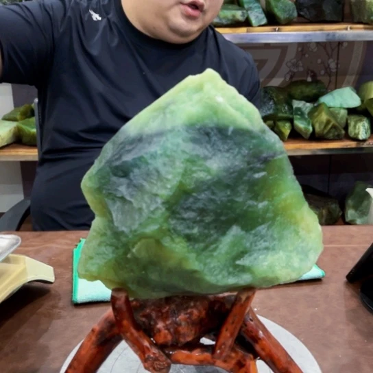 未镶嵌蛇纹石玉原石彭