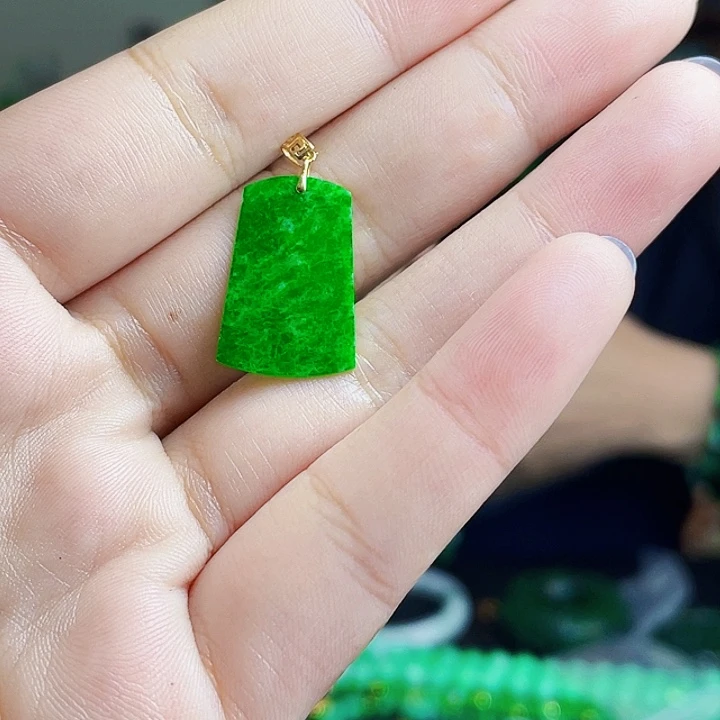 翡翠18K金镶嵌颈饰多样性