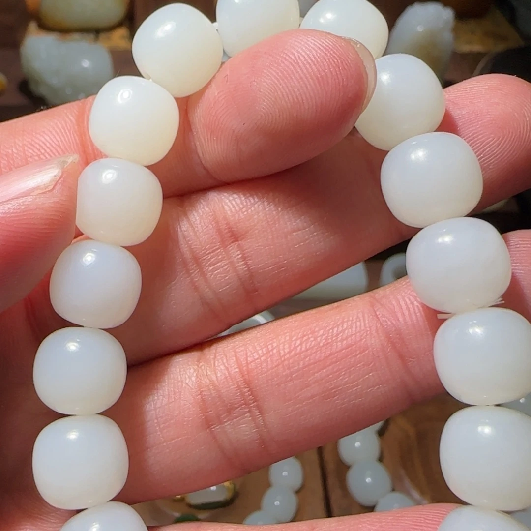 H***H和田玉未镶嵌手链